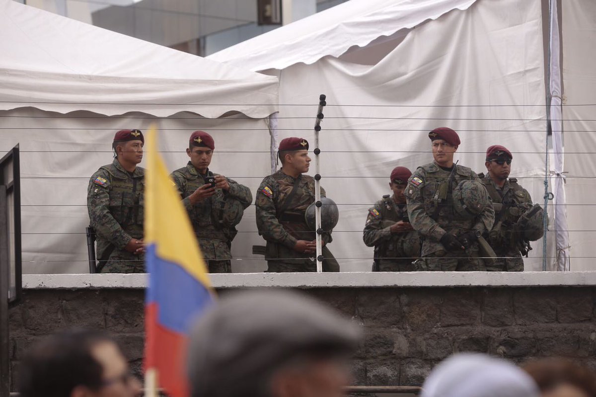 ecuavisa's tweet photo. #Atención Fuerzas Armadas descartan una sublevación y piden no creer en rumores https://t.co/NAbbxOBOqR https://t.co/apkPSXIq5A
