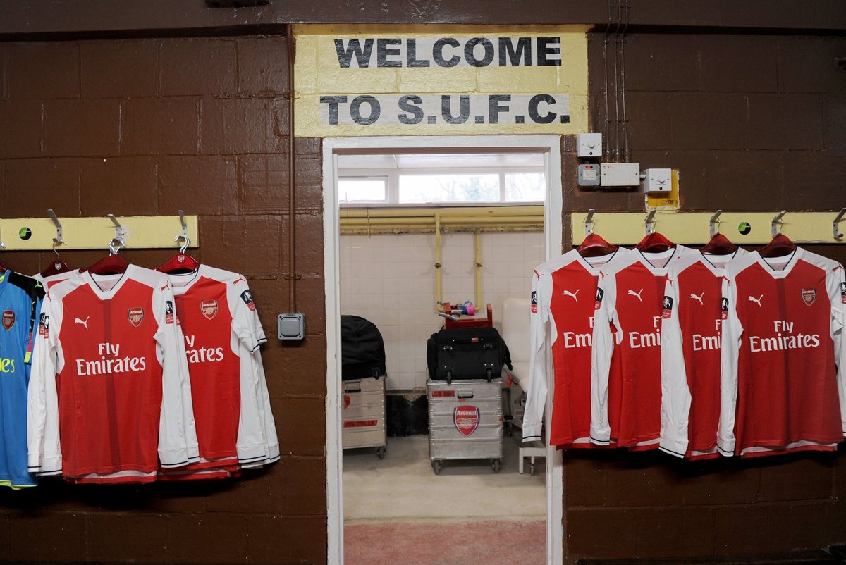 MatteoPedrosi's tweet photo. Spogliatoio #Sutton. Evviva la #FACup! 🇬🇧😂 #SuttonArsenal https://t.co/3NIKCUEkJR