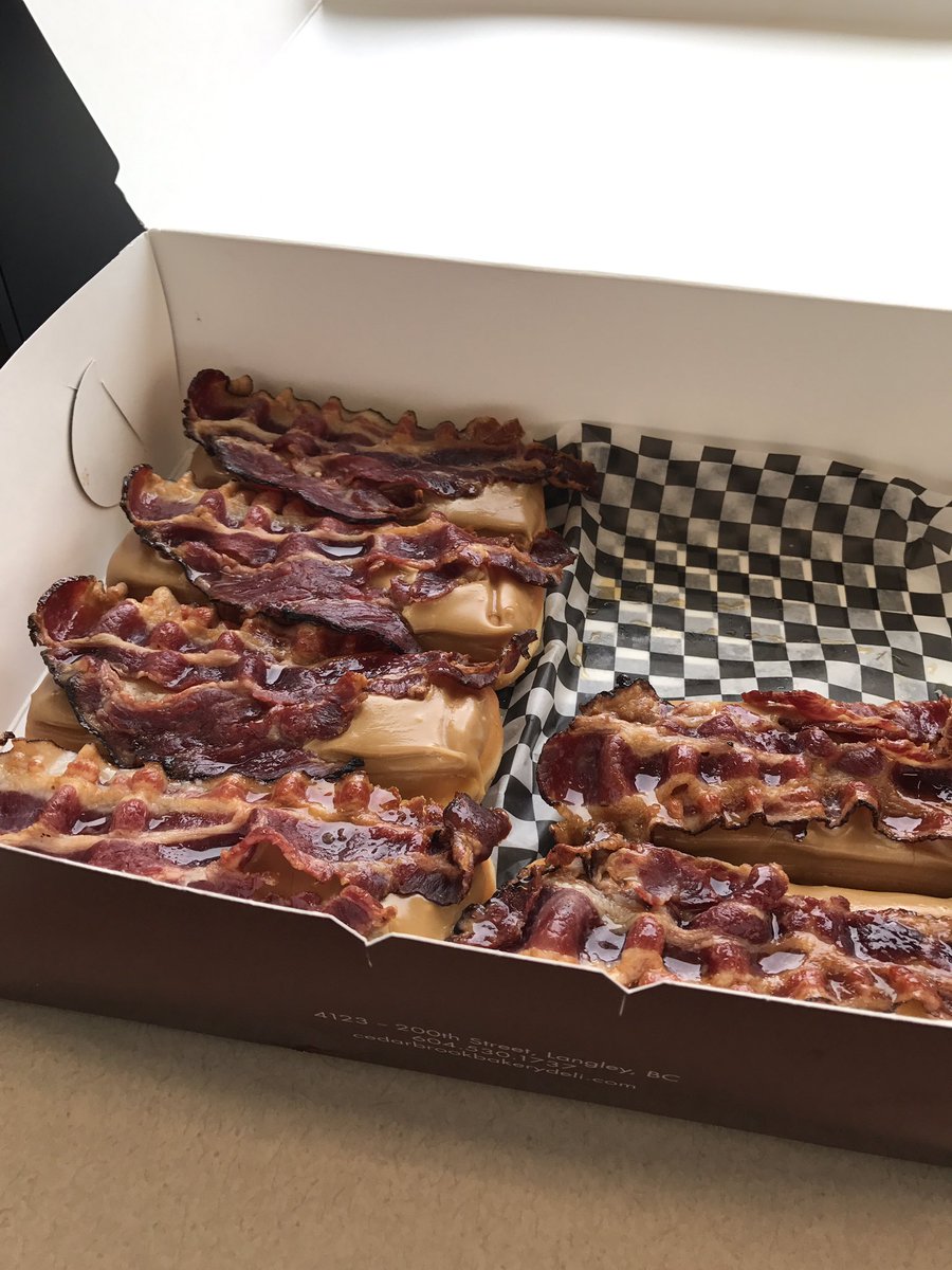 DonnieandTheMoj's tweet photo. Our friends @cedarbrookbaker providing Pre Show fuel. Looks like we have found the kings of Maple Bacon Donuts. https://t.co/sB6J6o4mdO