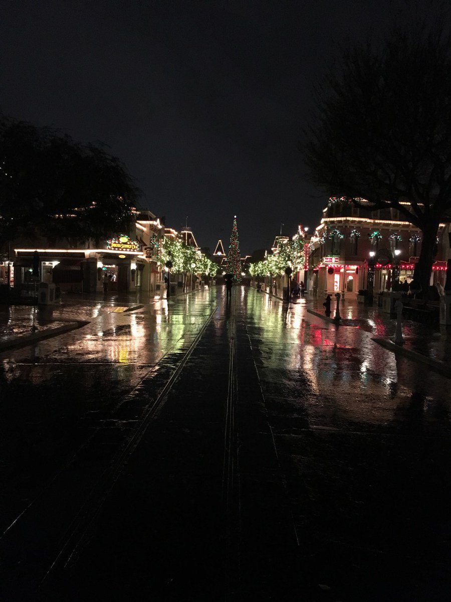 How I survived 3 rainy days at Disneyland! magicofdisneyparks.wordpress.com/2017/02/20/how…