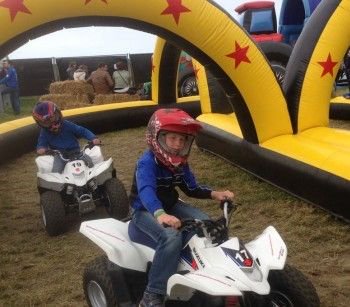 TFlakkee's tweet image. Superveel te beleven in het Kinderdorp!
Kom 20 mei springen, dansen, zingen, knuffelen, klimmen, graven, broodjes bakken en schminken!