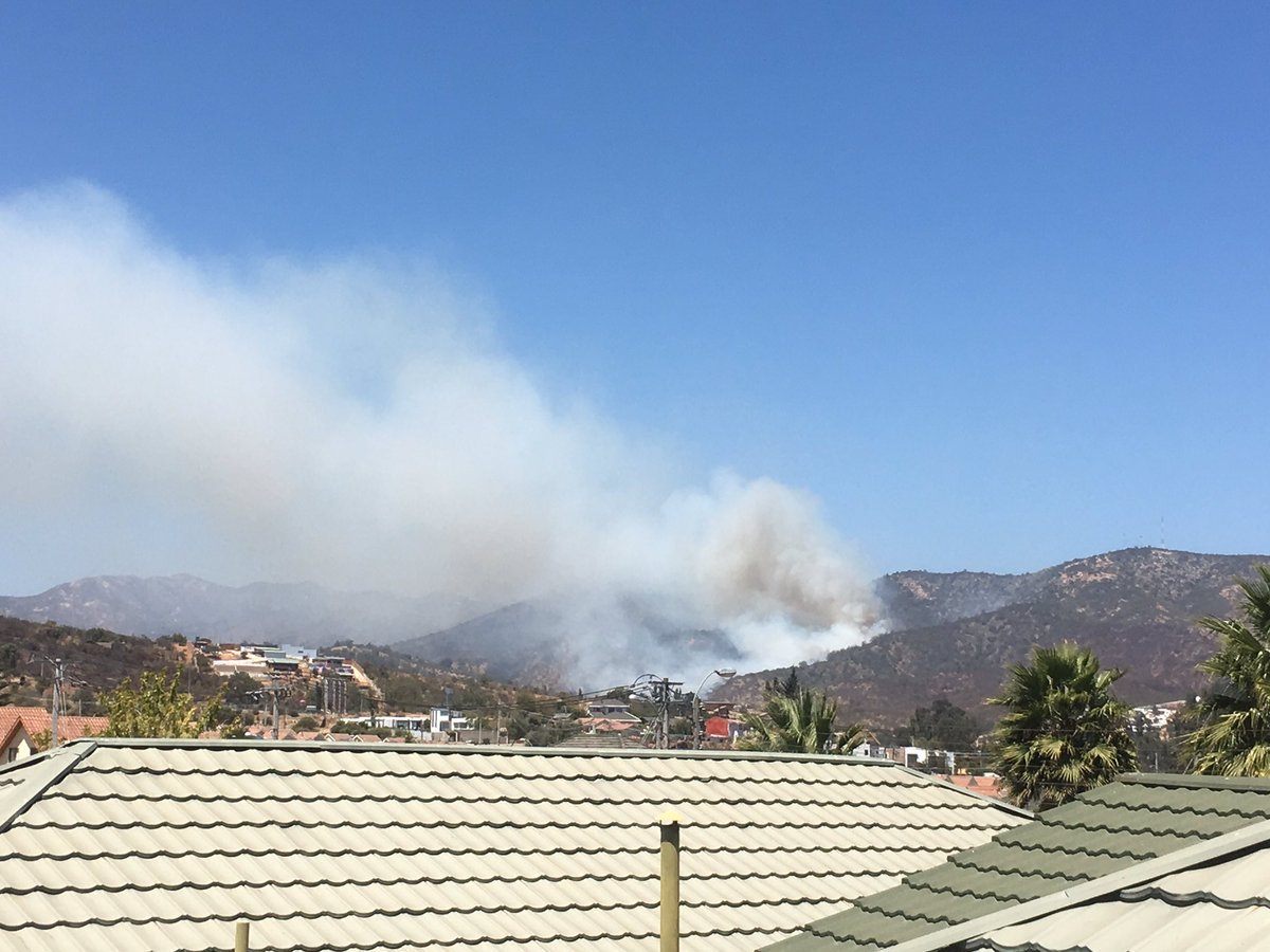 biobio's tweet photo. 🔴AHORA | Incendio forestal afecta a cerros ubicados en el fundo El Rincón en la comuna de Villa Alemana. https://t.co/YUmPdMGqG5