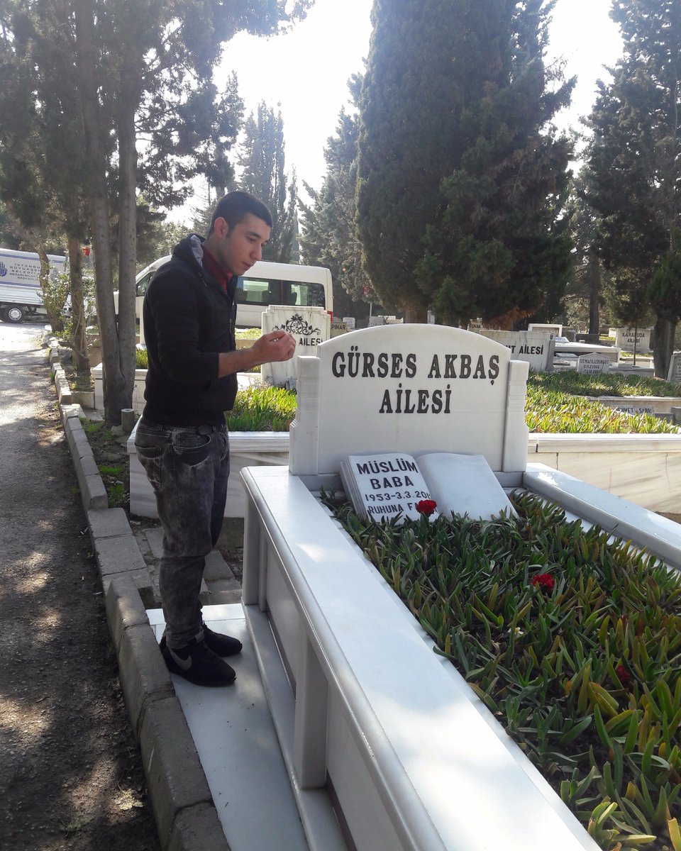 Muslim babanin kabrini ziyaret ederken