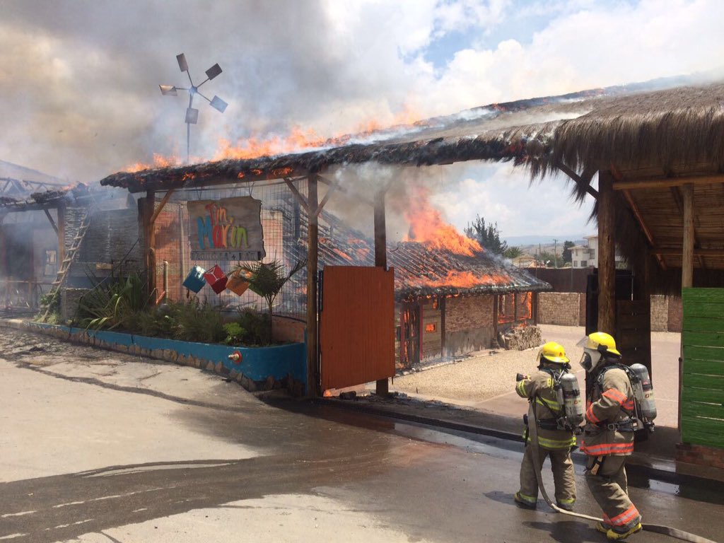 HablemosClaroT's tweet photo. E.S.E. Santiago d Tunja atiende emergencia por incendio en norte #Tunja Sector restaurante @tinmarinrest y E.D.S Los Caciques.NO hay heridos https://t.co/2n5zqtF7lt