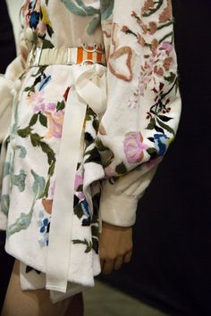 AlmaAlessandra's tweet photo. #embroidery #fabricdetails @Fendi https://t.co/2Kav0sw8CI