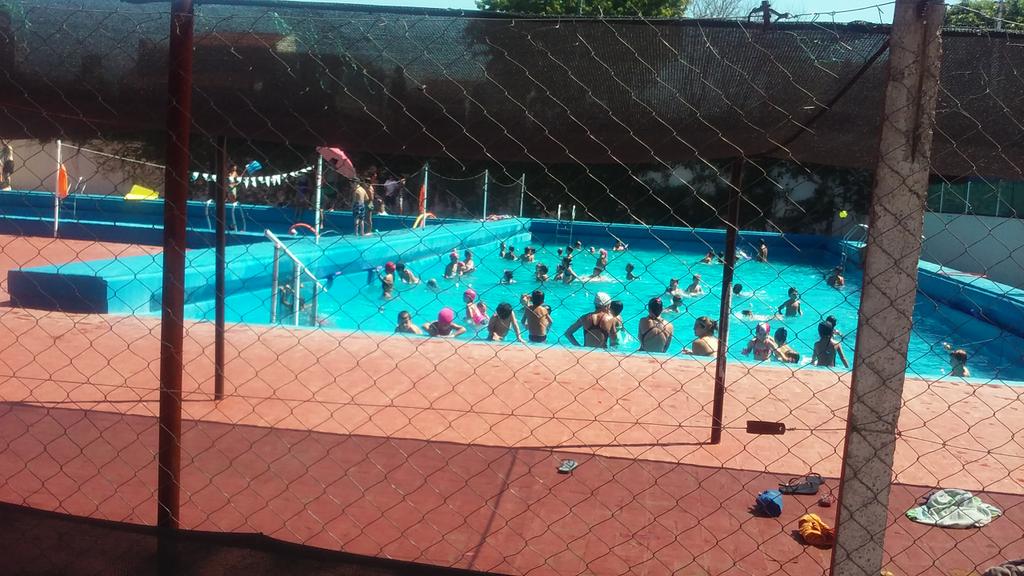 DeSaavedraSoy's tweet photo. Nuestro club explota el verano! Dos piletas llenas! #ColoniaCAP https://t.co/hasYvm0XUp