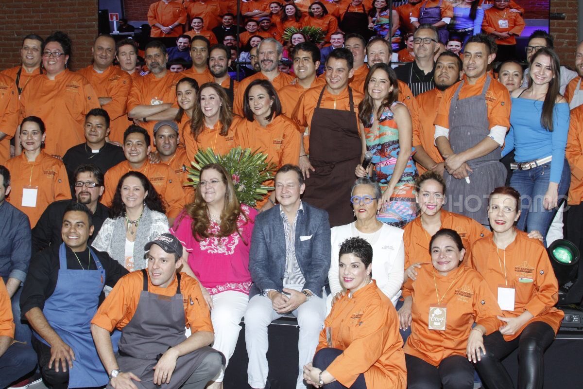 lauvidales's tweet photo. Gracias a los Chefs #JoseLuisCastro y #StephaneThomas de @cafeurbano por participar en @SaboresCdMex a beneficio de @ANSeRiap https://t.co/ZXk8d9RfIJ