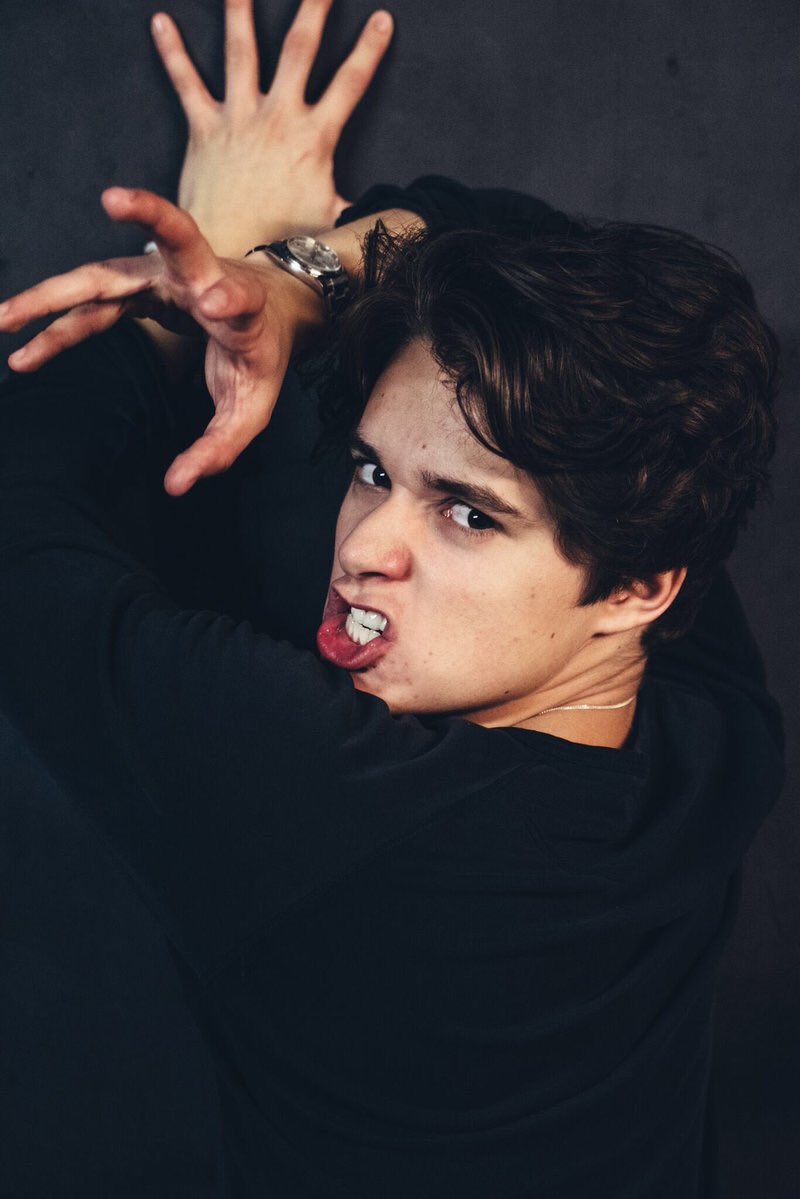 caramelbrad's tweet photo. 50 Shades of Bradley 😂😂
@TheVampsband #VampsSpringfieldRoadTrip https://t.co/JvEOGp5332