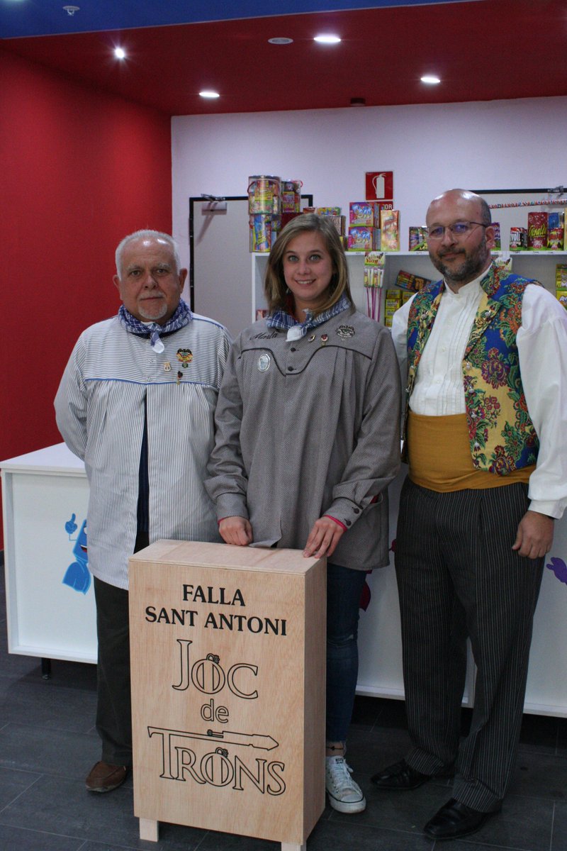 Joc_De_Trons's tweet photo. Fa un any @FALLASANTANTON1 arreplegant els seis caixons per a les sues traques y polvora #pólvora #petardos #traca #falles2017 #aldaia https://t.co/Ho1GtLQY1E