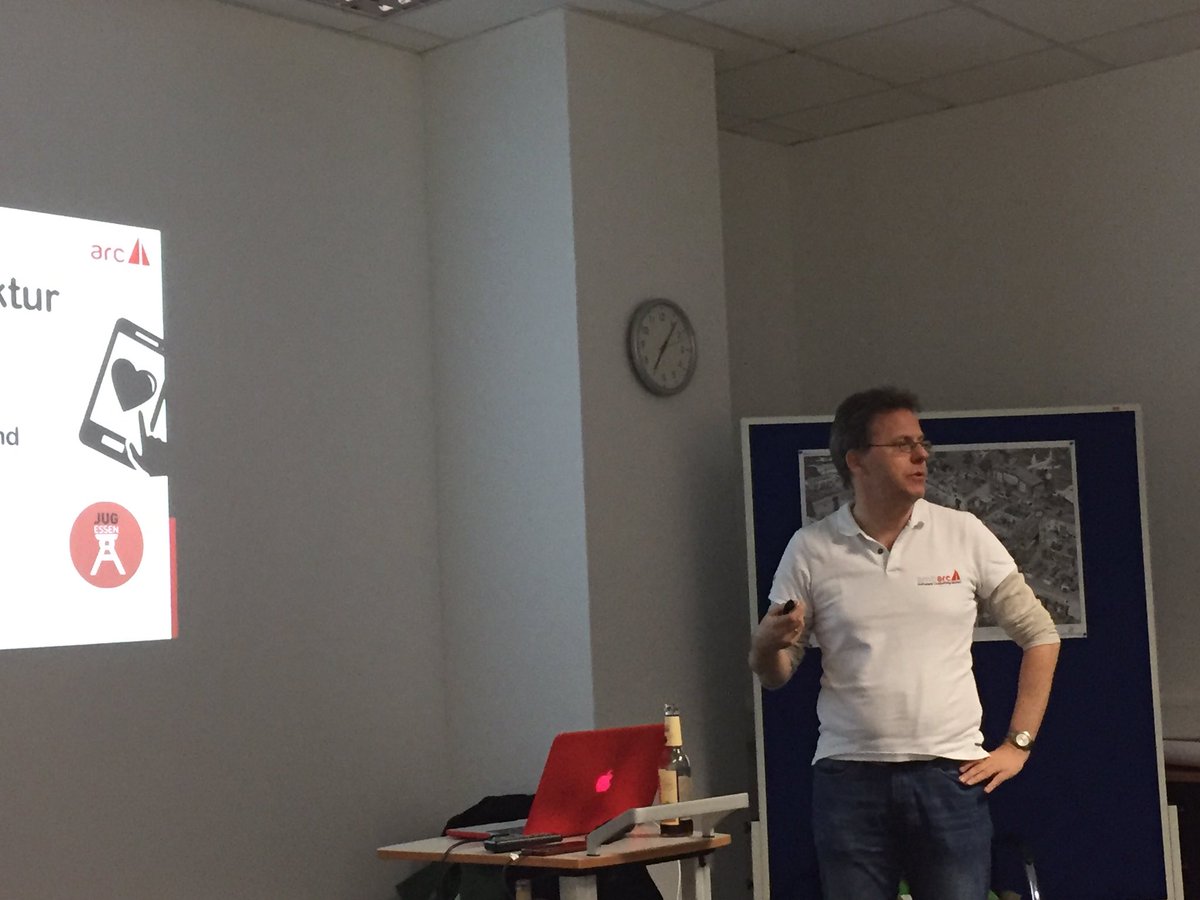 . @StefanZoerner talking about architecture speed dating <a href="/JUG_Essen/">JUG Essen</a>
