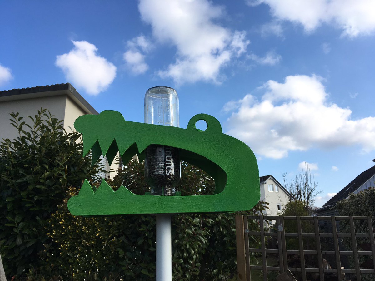 brnbrm's tweet photo. So mein giftgrünes DIY-Futterhäuschen wird rege genutzt von Blau- und Kohlmeisen. Das upcycle Projekt mit meinem @truefruits Behätnis rockt! https://t.co/aV7Y9xLpZB