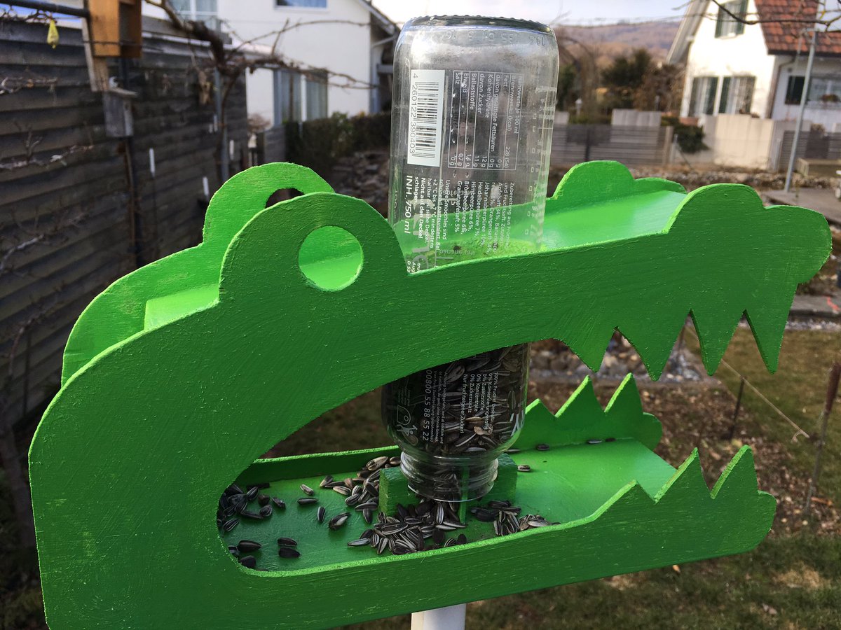 brnbrm's tweet photo. So mein giftgrünes DIY-Futterhäuschen wird rege genutzt von Blau- und Kohlmeisen. Das upcycle Projekt mit meinem @truefruits Behätnis rockt! https://t.co/aV7Y9xLpZB