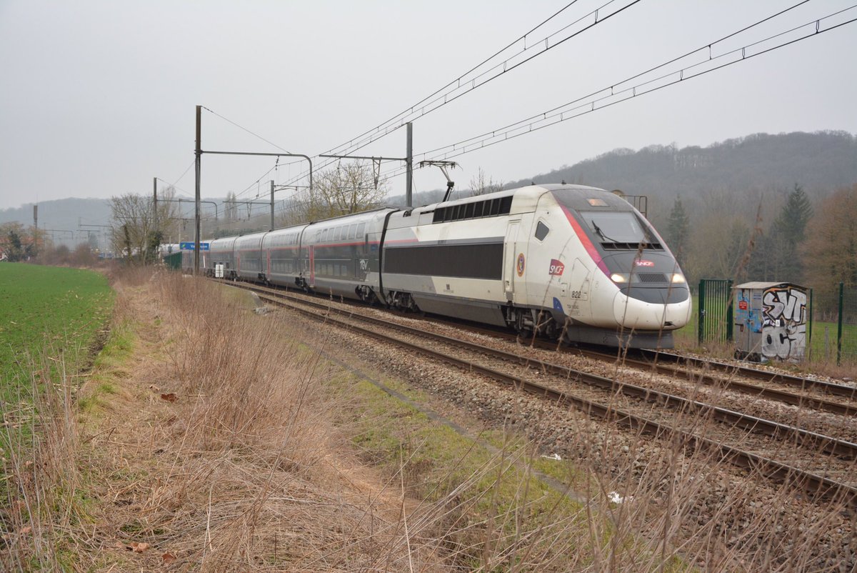 bb_8620's tweet photo. La rame 822 assure le 5316 Le Havre -> Marseille Saint Charles. Il passe Vauboyen, février 2017 #TGVDuplex #GCSud #TGVSncf @frtrains91 https://t.co/MG7jUF0REM