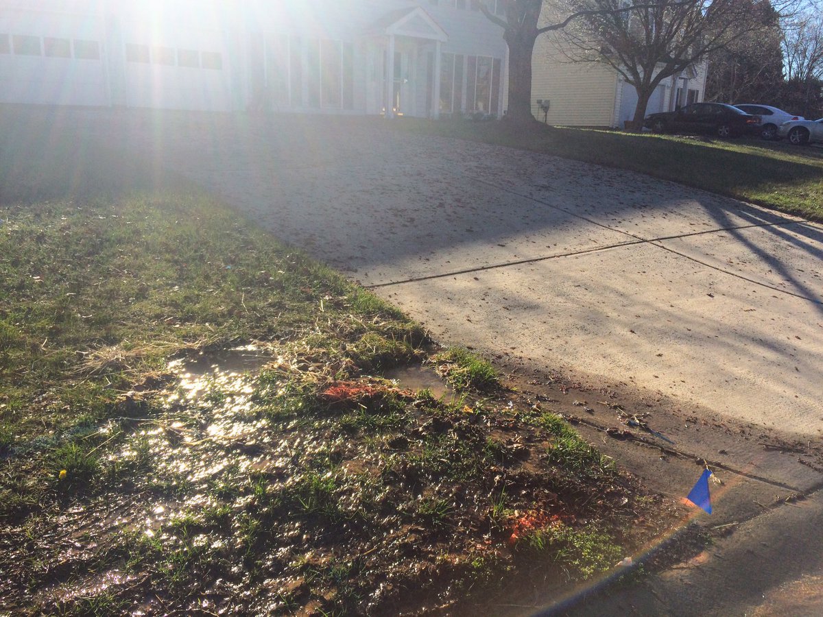 DavisLakeCLT's tweet photo. @CLTWater there is a water main leak at 3937 Yorkford Drive #28269 https://t.co/eUriuLZueP