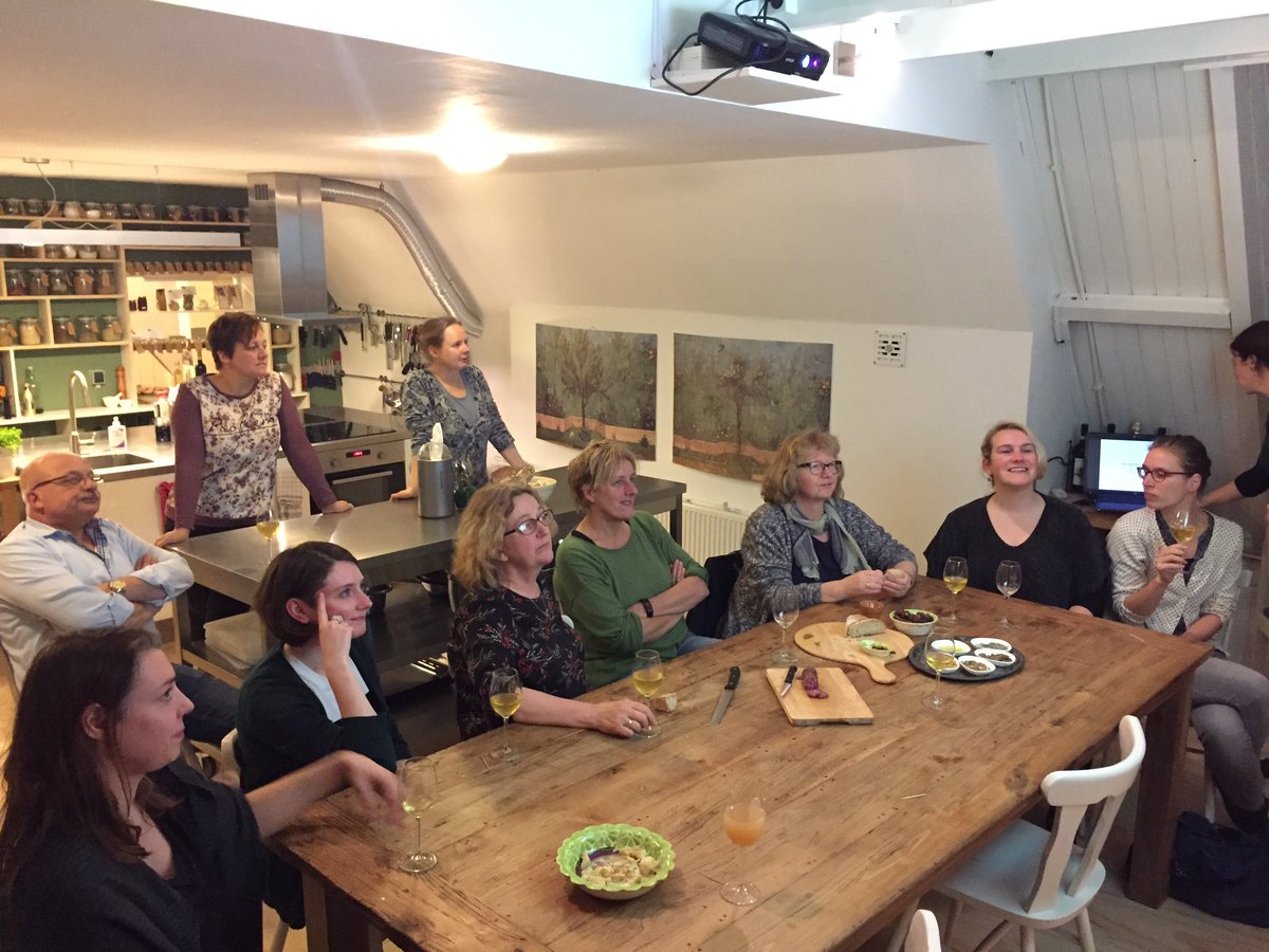 WouterVBalveren's tweet photo. Met #PV workshop ‘Vergeten Eten’
@eetverleden en we duiken in de wereld van verjus, garum, asafoetida en mastiek #RomeinseTijd #middeleeuwen https://t.co/yBjf1gQmco