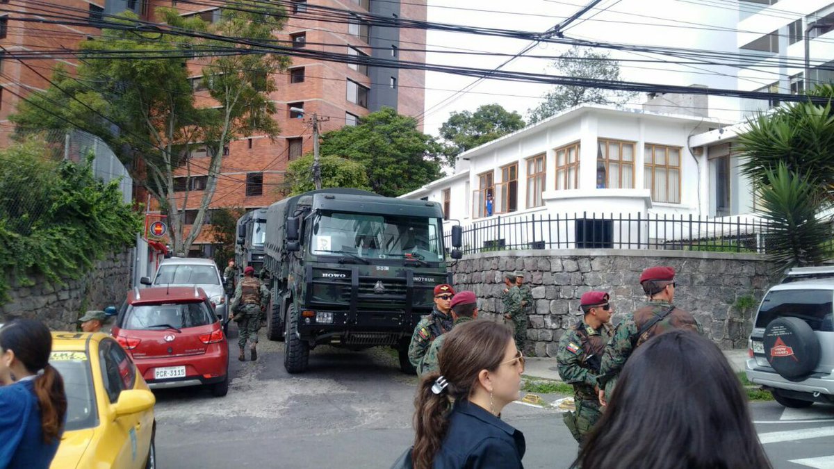 CarlosVerareal's tweet photo. Una cuadra más arriba del #CNE en Quito... https://t.co/8ThWo9NUyj
