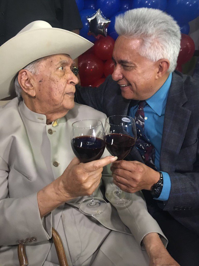 reynaldoarmasve's tweet photo. Salud Juan Vicente, 100 años y palante como Dios manda.
Y no se pongan envidiosos que lo que viene es Joropooooooo. https://t.co/LhebVhukff
