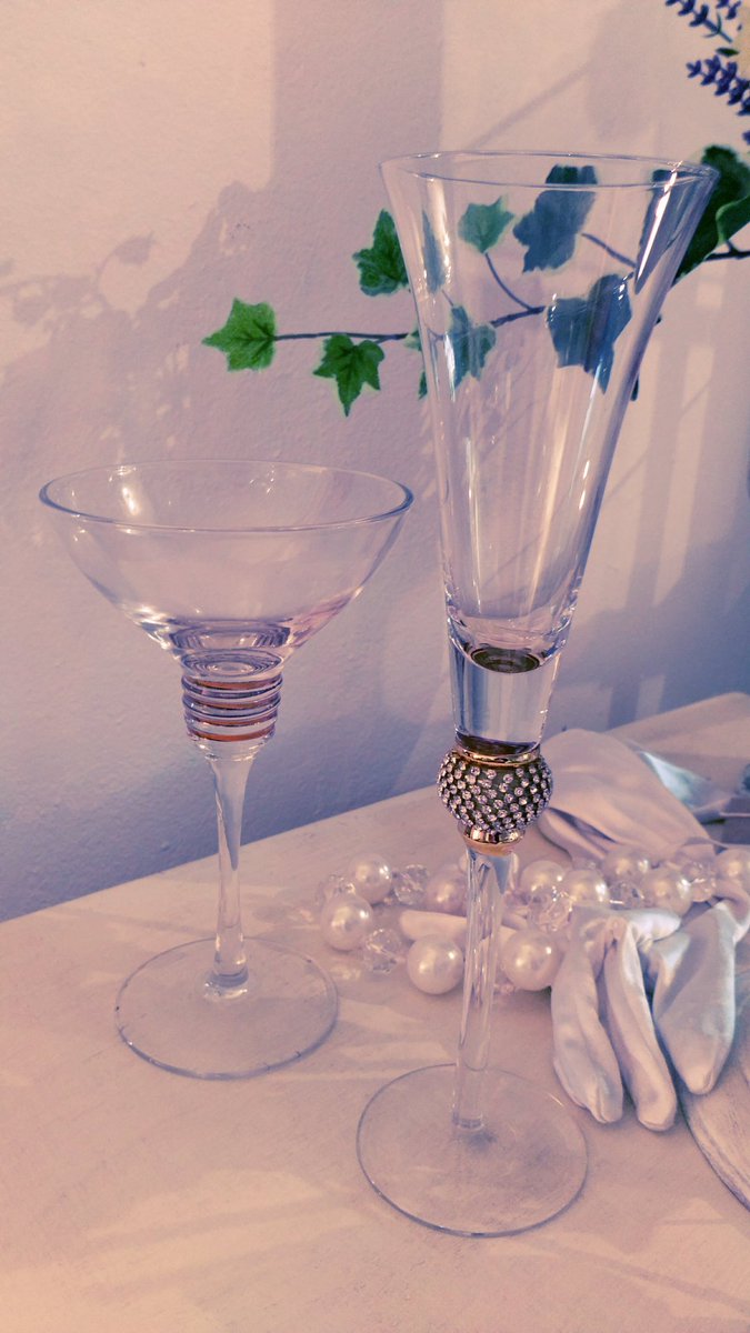 Elegant new #glasses for #bubbles or #cocktails #partytime #champagne #MartiniMonday #interiorstyle #cheers 🍸❤