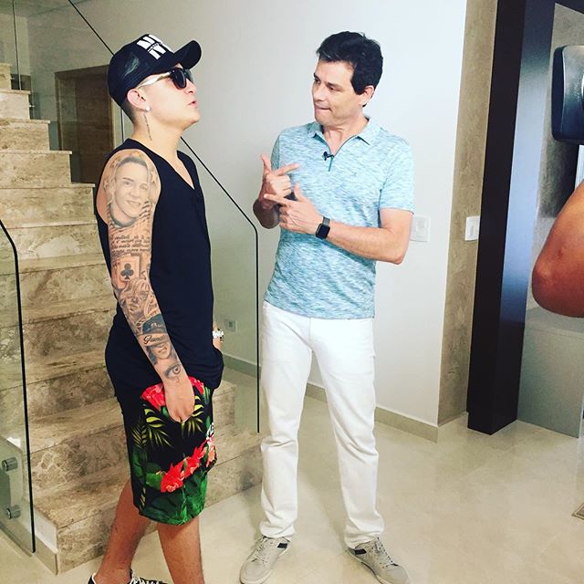 Cultura95's tweet photo. ✔Em breve, #MCGui ★ @mcgui_oficial ★no #DomingoLegal ☞ https://t.co/6FXxwGTUhN #MCGuiNoDomingoLegal ☺ #TchukTchuk #PríncipedaOstentação #SBT https://t.co/mvznSitvoo