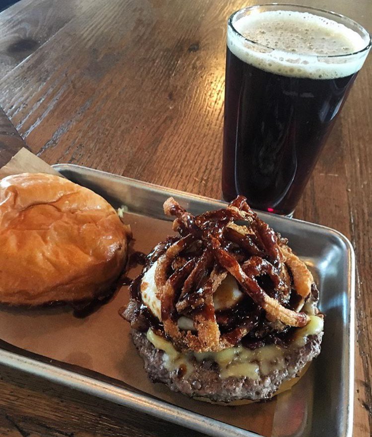 Grubbable's tweet photo. @atwaterbeer in the park #burger #otw City Burger! #eatwithpurpose #download #grubbable for more #local & #Sustainable #eats @EaterDetroit https://t.co/4eDXEGTU9d