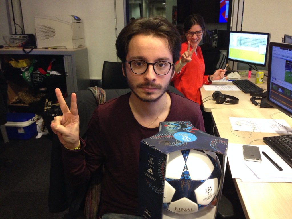lequipedusoir's tweet photo. RT &amp; FOLLOW pour remporter le Ballon officiel de la finale de la Ligue des champions ! 😍🎁⚽️😍 #EDS https://t.co/IwaT7ozAmv