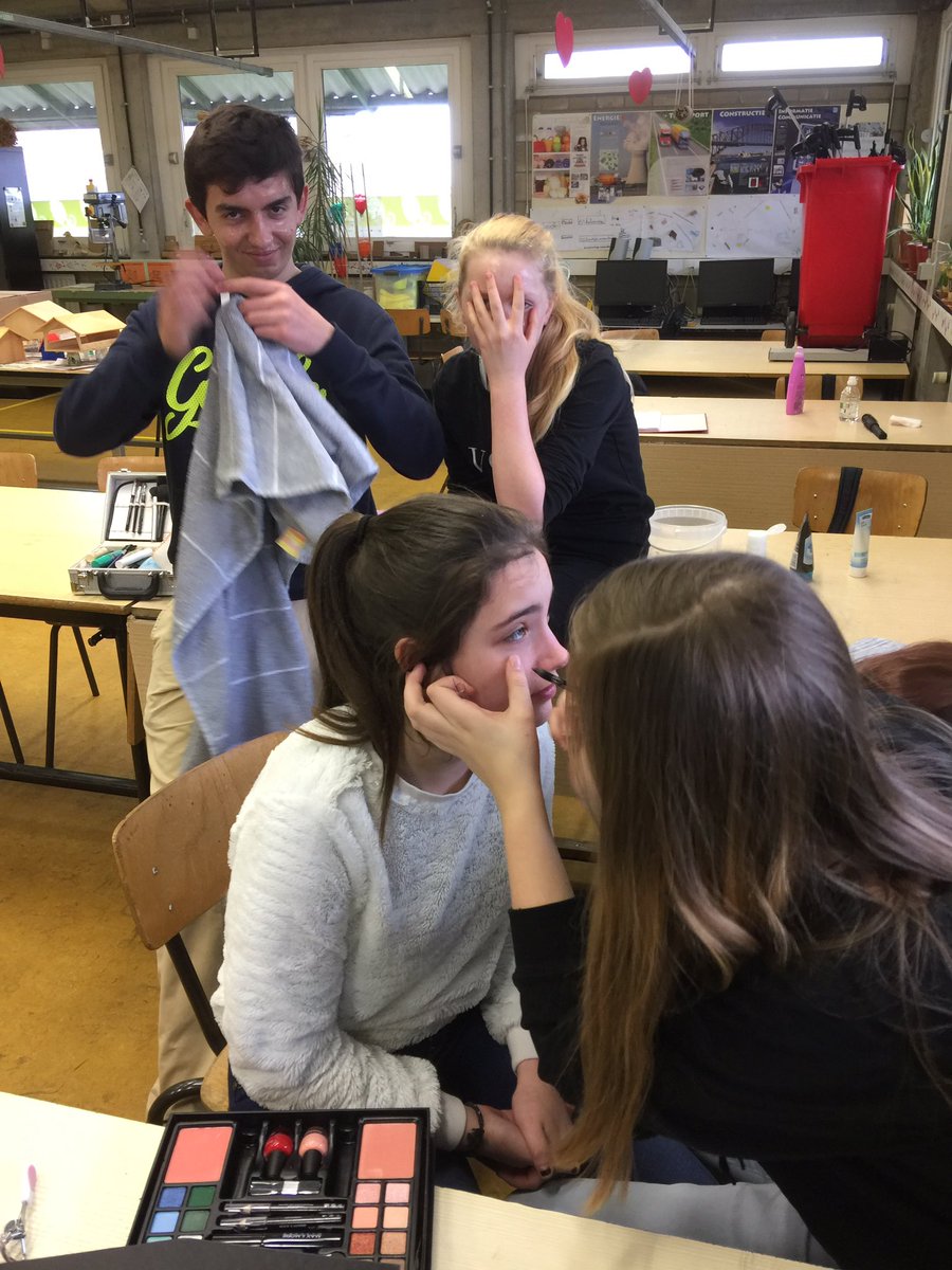 HeleenDeman's tweet photo. @GO_MSNieuwpoort#maquillage en meisjes met een vlecht!#Zorg voor welzijn😊 https://t.co/4sYbfZdMsf