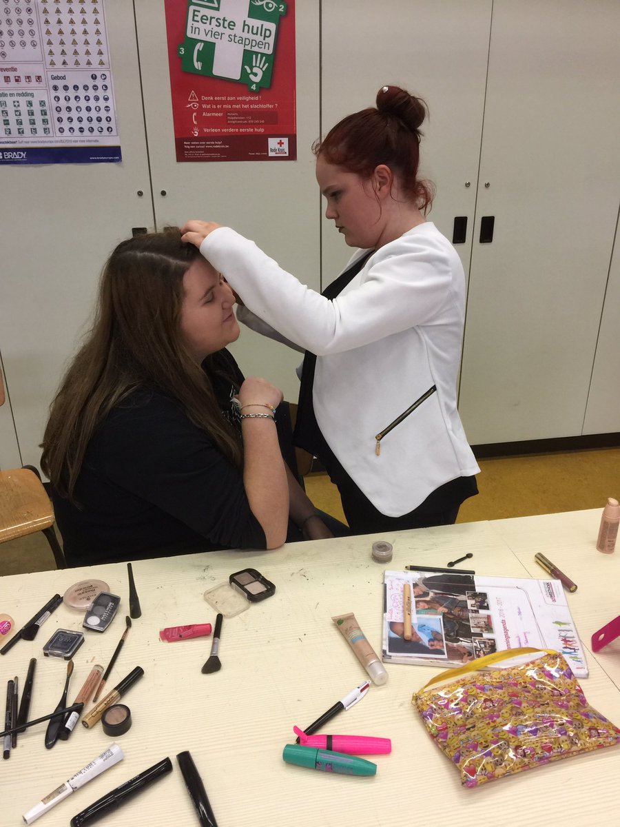 HeleenDeman's tweet photo. @GO_MSNieuwpoort#maquillage en meisjes met een vlecht!#Zorg voor welzijn😊 https://t.co/4sYbfZdMsf