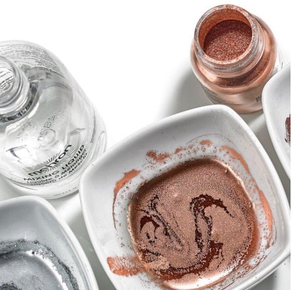 mehronmakeup's tweet photo. Copper Metallic Powder - wear it along for sheer #shimmer, combine it with #MixingLiquid for #bold impact - #metallic #makeup #trends https://t.co/MTc3cBbOOy