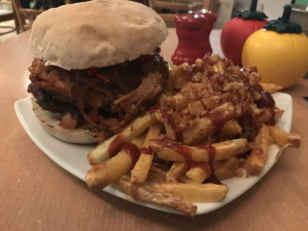 ed_ken's tweet photo. Best thing about when I work in #Oxford is getting to eat at @Atomicburgers and devour this beast! (9 minutes between these photos) https://t.co/fTIE9izflW