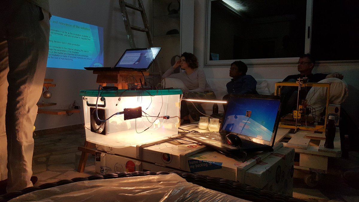 Tech228Africa's tweet photo. Présentation du projet d'incubateur connecté qui permet de contrôler de façon automatisé la couvaison des oeufs. #WaziHack #IoT https://t.co/8pKdJkcYwo