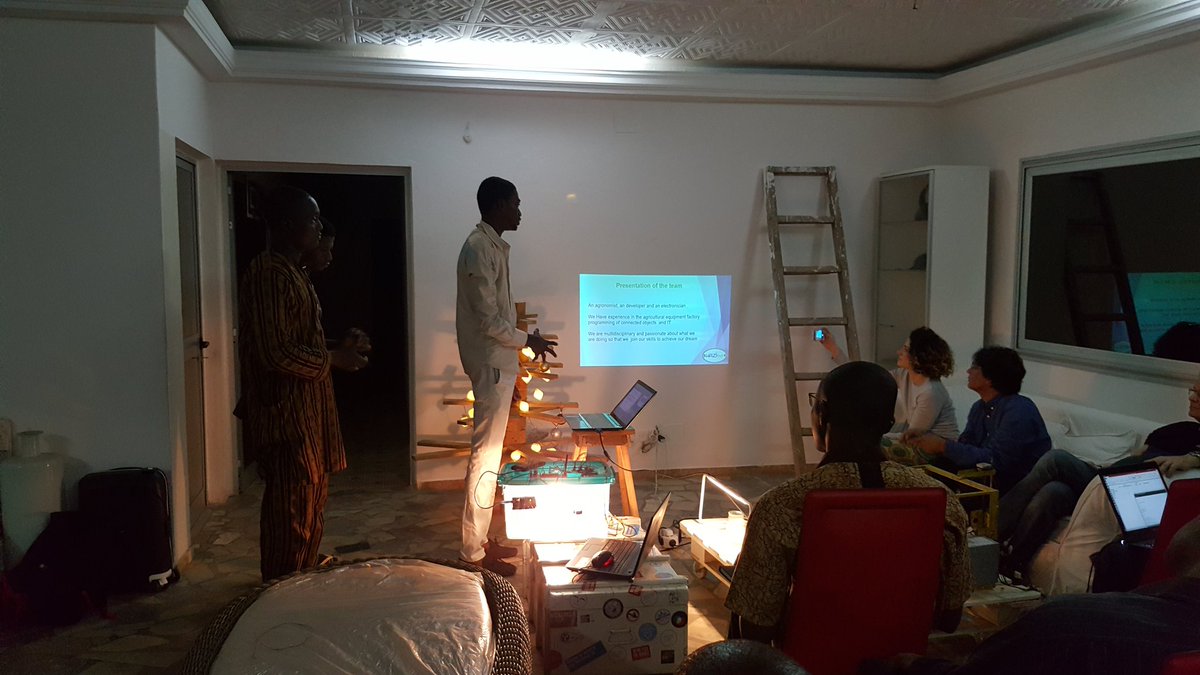 Tech228Africa's tweet photo. Présentation du projet d'incubateur connecté qui permet de contrôler de façon automatisé la couvaison des oeufs. #WaziHack #IoT https://t.co/8pKdJkcYwo