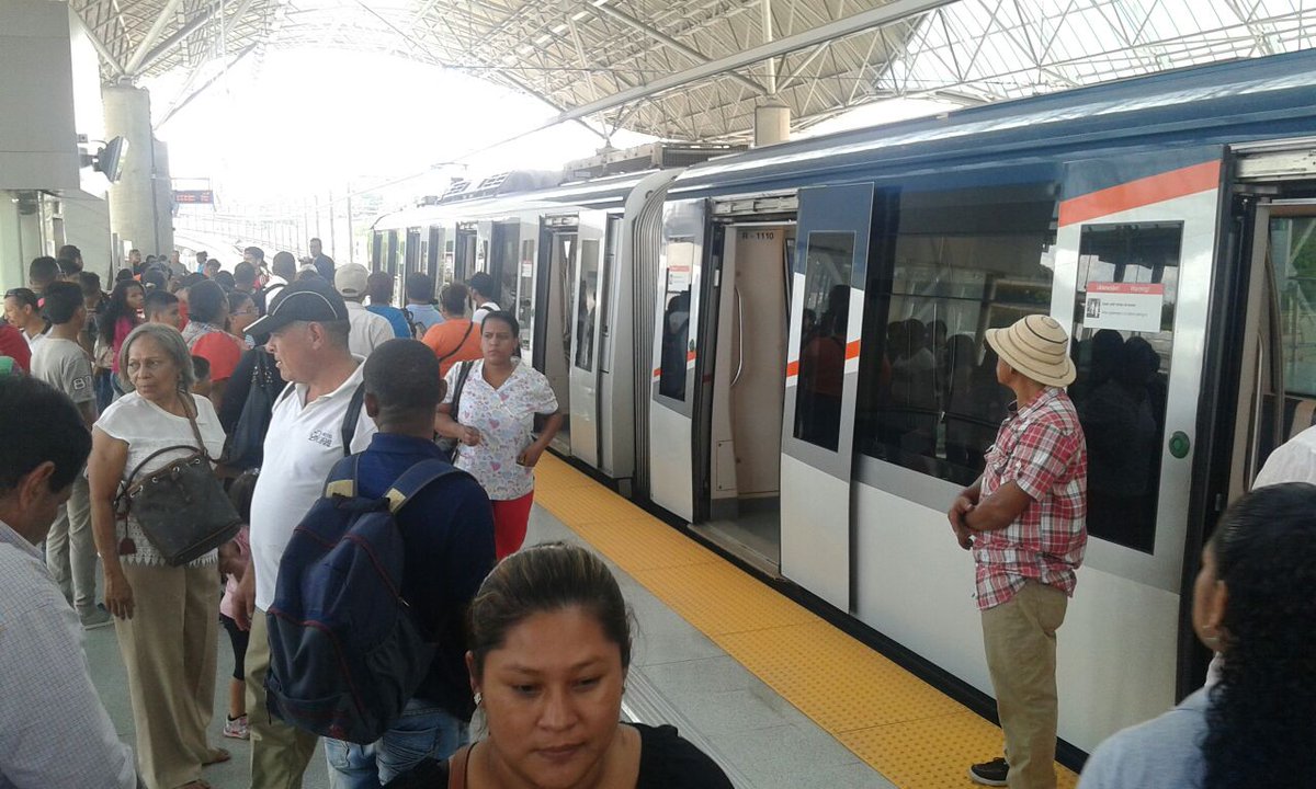 #UltimaHora A esta hora bajan a los usuarios del Metro por el fuerte temblor en todo el país. Vía <a href="/victorarosemena/">Victor Arosemena P</a>