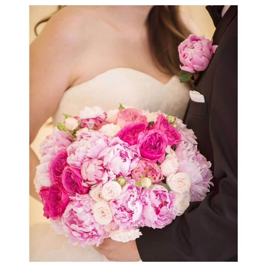 JohnsonandMoore's tweet photo. A Bride's bouquet is a beautiful addition to her whole look #proposal #weddingplanner #eventplanner #bride #eventcoordinator #daycoordinator https://t.co/VmdGtGSlUn