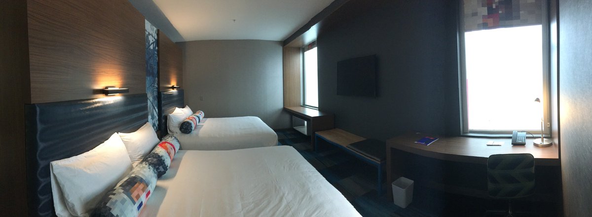 AloftHillsBeav's tweet photo. Our spacious Double California King rooms are the perfect place to relax after a long day of work or a day on the town! #55InchTV #Aloft https://t.co/V4Tsb7z1ge