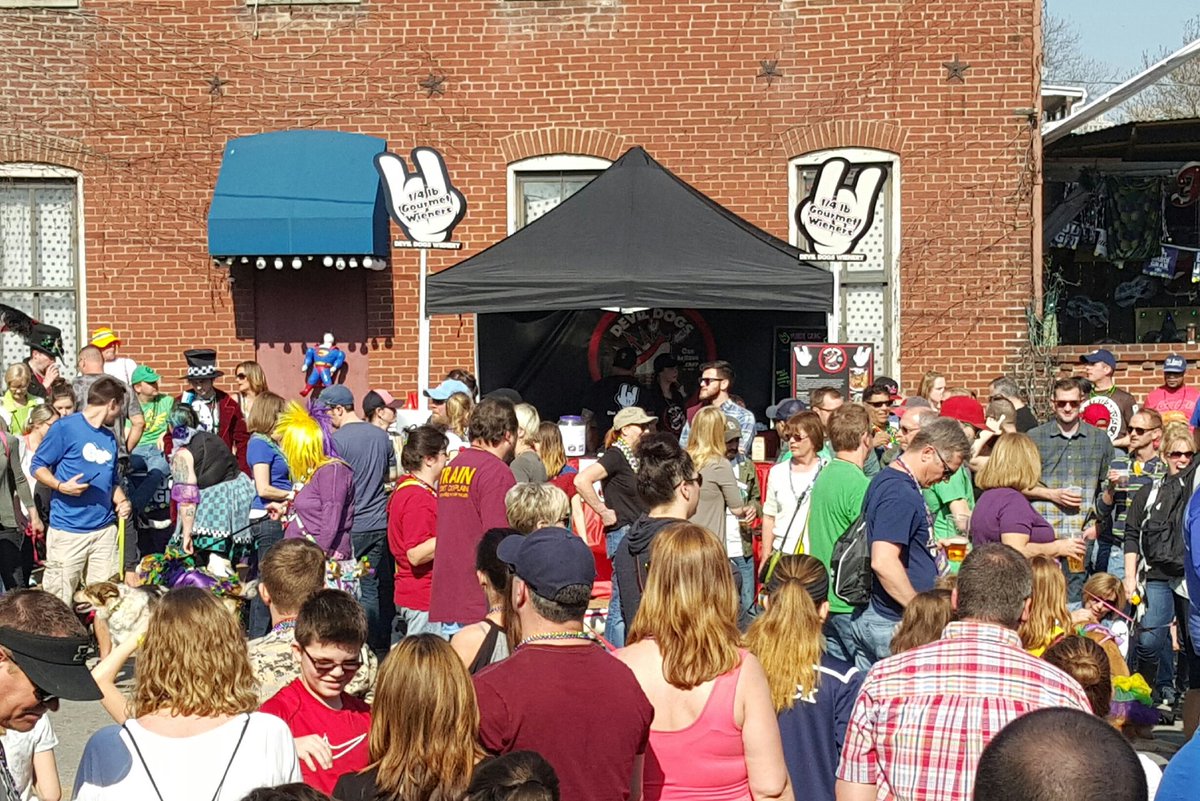 devildogsSTL's tweet image. What a great turnout for our 2017 opener at pet parade! See you next week for Mardi Gras 2017 on Russell Blvd outside of Bastille!