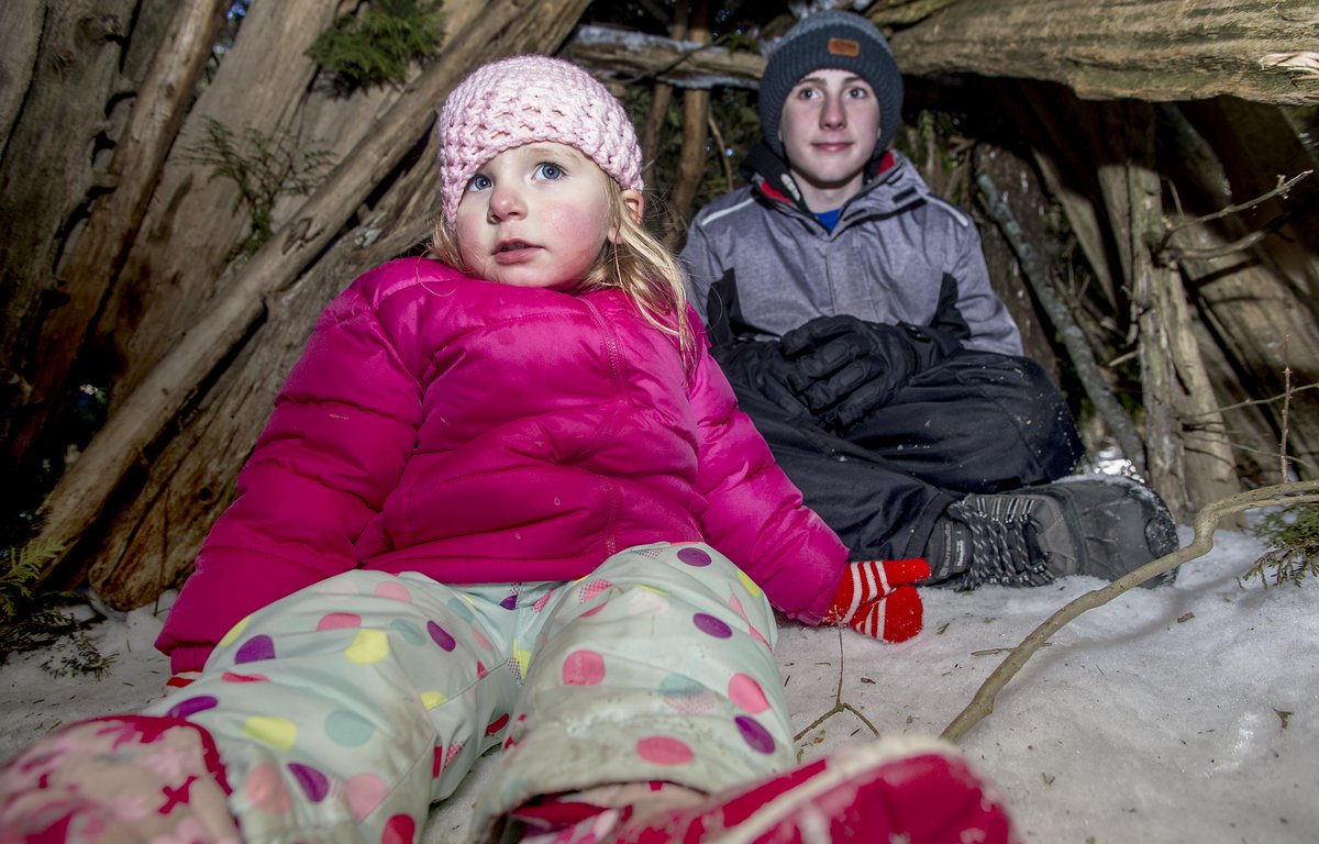 #FamilyDay2017 <a href="/HRFrinkCentre/">Frink Centre</a> @NewsualSuspects enjoying #marshmellows #hotdogs record attendance of over 1500 people