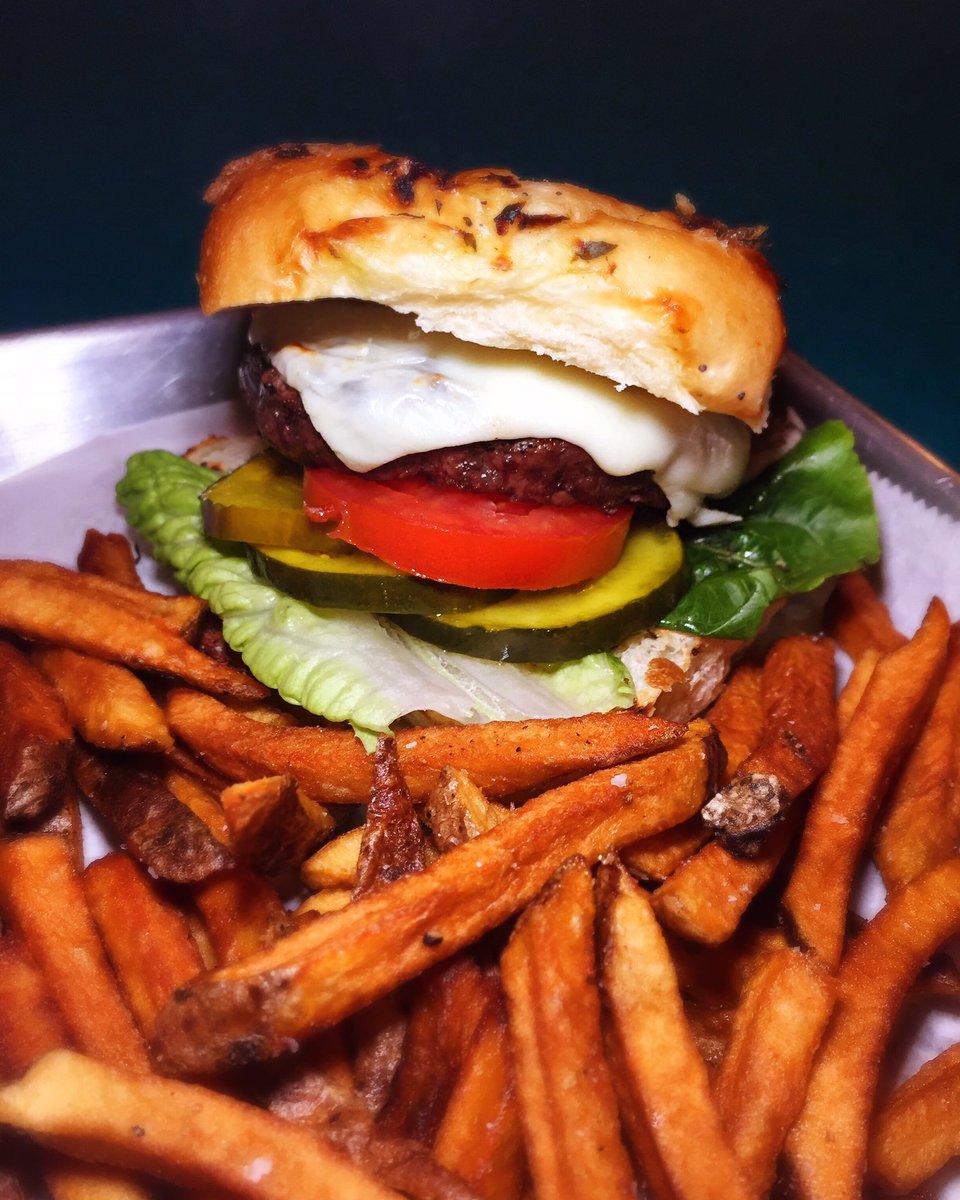 DrinkFairmount's tweet photo. Suns out, buns out! ☀️🍔 #drinkphilly #eatphilly #drinkfairmount #phillyeeeats #burgers #beer #mondayfunday #philly #visitphilly #fairmount https://t.co/d7ilKfz80P