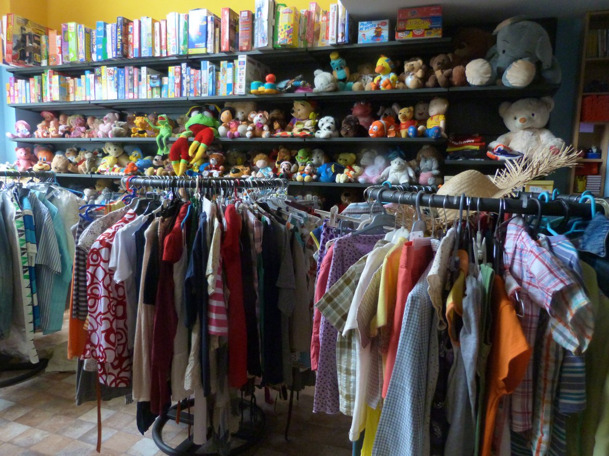 Avda.Orovilla, 48 local 1 metro:Ciudad de los Angeles.El dinero recaudado es destinado a la compra de alimentos  y productos de 1ª necesidad