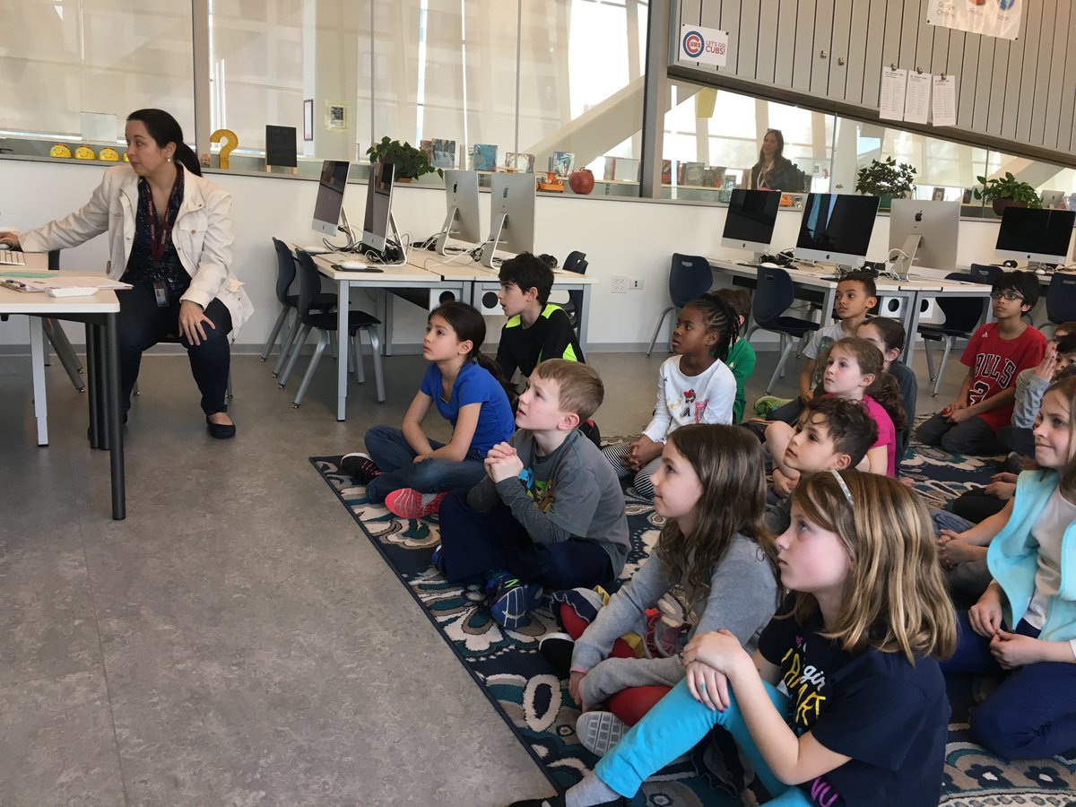 DaysinEdTech's tweet image. Mrs. Quinones&apos; second graders are learning about advertising by playing the FTC&apos;s #admongo game. #ESHlab