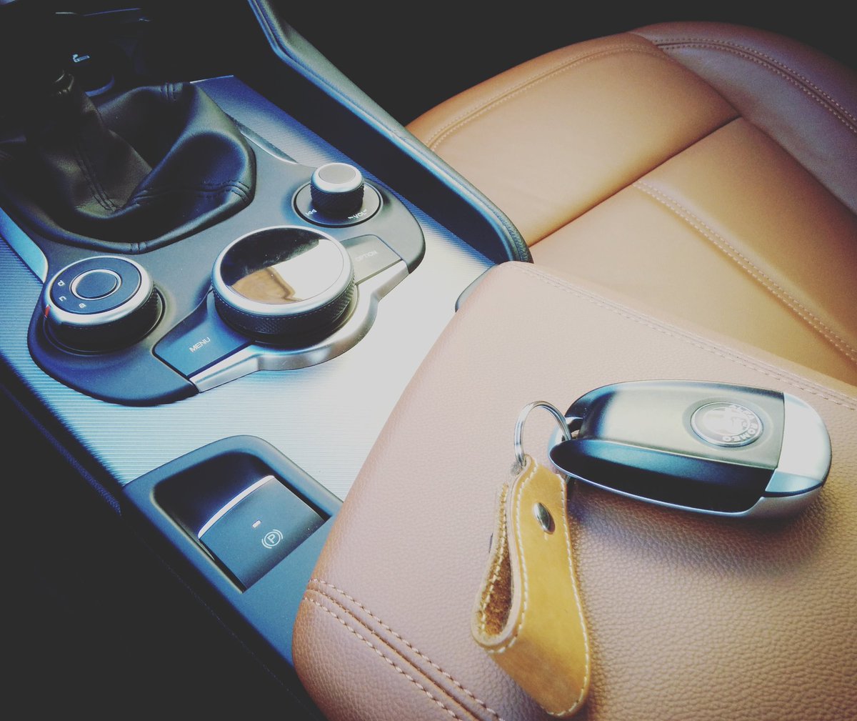 Testdriver_'s tweet photo. Dettagli, sportività ed eleganza. Anche questa è #Giulia #AlfaRomeo #AlfaRomeoGiulia #TestDrive #ITDlive #ITDtest https://t.co/HNzB2YIgKd