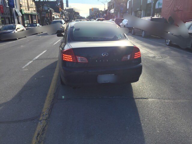 CstTaraso9345's tweet photo. Unless you are calling 911, holding your phone while driving is illegal. #FamilyDay #CrowdedStreet #DistractedDriver #Ticket https://t.co/iEYlKofTwt