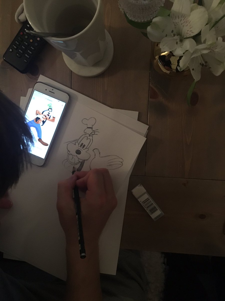 sofiewidegren's tweet image. Vi ska göra teckningar att rama in och @EdvinBillman sätter ribban högt! Jag kan ju inte ens rita😂