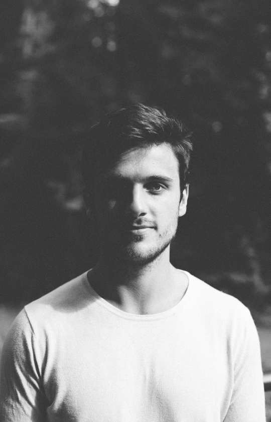 Newcastle singer-songwriter Jake Houlsby delivers texture and tenderness on “Howl” bestf.it/2lnYsQP