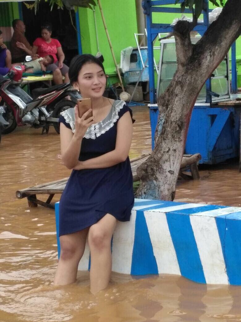 Bening Di Antara Keruhnya Air Banjir Wanita Cantik Ini Bikin