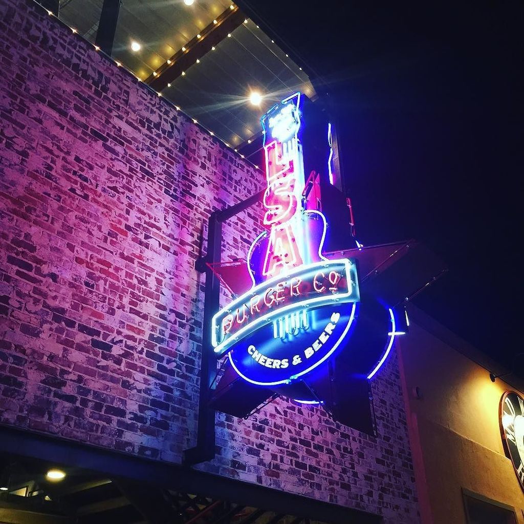 Paracuta's tweet photo. Get ready #denton Caroline will rock #lsaburger tonight!
#texas #indiemusic https://t.co/NAFB7PeXxP