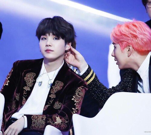 Paucynical's tweet photo. Pueden creer lo lindos que se ven Suga y Kihyun yo no termino de superarlo https://t.co/otJyUURGrH