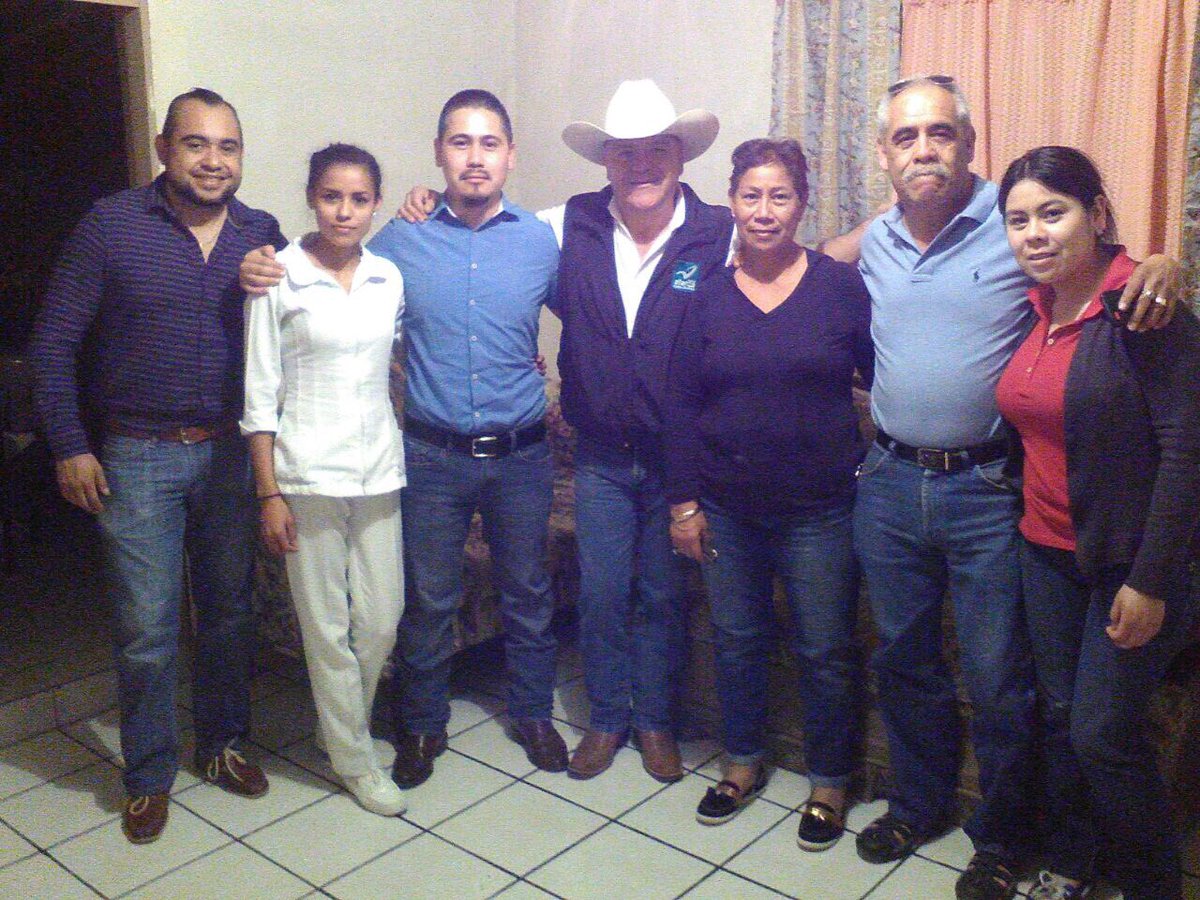 diegomuzquiz2's tweet photo. Reunion de amigos con Luis Martinez. #soycomotú @muzquizjorge1 @cmoreira38_5 @Fcasas_ @Juanmhermosillo @ivanskamilla @AldoDavila905 https://t.co/vWynJOylUh