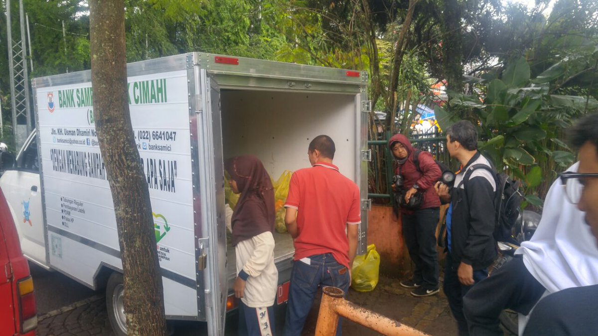 Penimbangan sampah pesrta Gerakan Serentak Pungut Sampah #HPSN2017