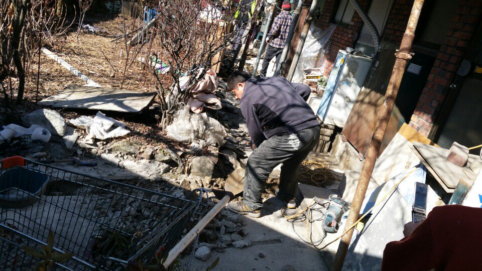mirine345's tweet photo. 추운날씨에 수도관이 동파된 오야동의 어려운 이웃에, 자원봉사와 후원을 이웃들에게 나누어 주는 「(사)희망의 러브하우스」에서 방문하여 수리공사를 해주었습니다. 봉사로 이웃에 나눔을 실천해주신 분들께 감사의 말씀 전해드립니다.
#성남시 https://t.co/hrXntd92rh