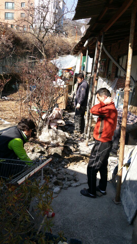 mirine345's tweet photo. 추운날씨에 수도관이 동파된 오야동의 어려운 이웃에, 자원봉사와 후원을 이웃들에게 나누어 주는 「(사)희망의 러브하우스」에서 방문하여 수리공사를 해주었습니다. 봉사로 이웃에 나눔을 실천해주신 분들께 감사의 말씀 전해드립니다.
#성남시 https://t.co/hrXntd92rh